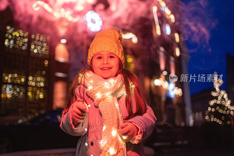 兴奋的小女孩在户外用烟花庆祝圣诞节