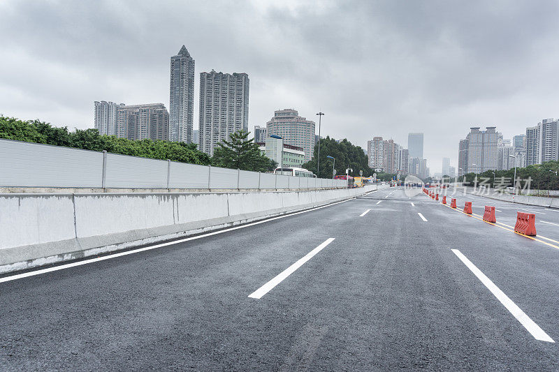 雨天城市空路