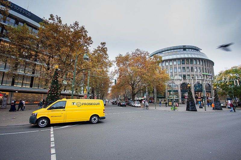 2014年11月12日，德国柏林，Prosegur在购物街Kurfurstendamm保安车。