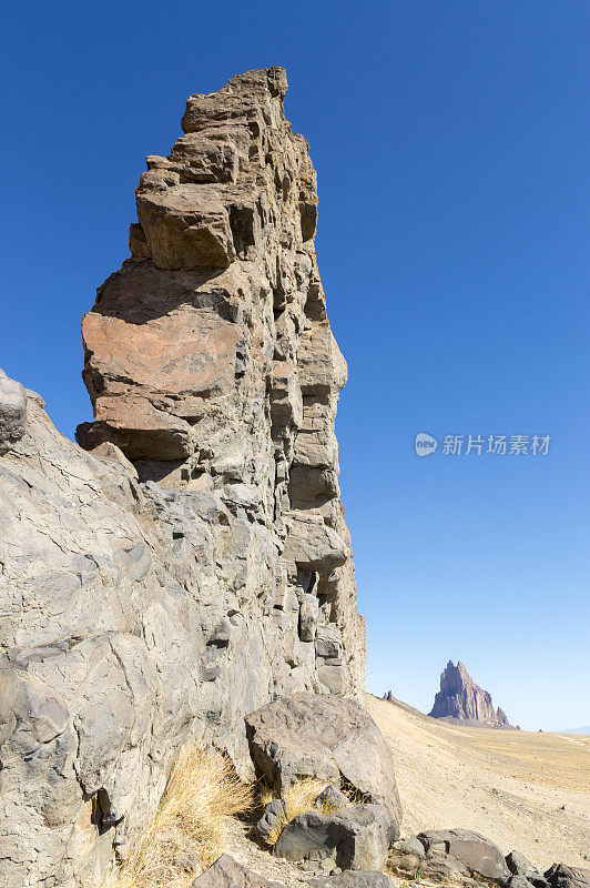 船和火山墙在一个美丽的超凡脱俗的干旱景观