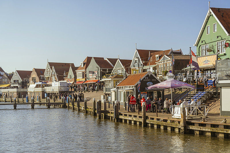 荷兰阿姆斯特丹的游客聚集在渔村Volendam