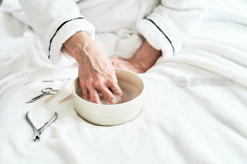 成熟女人在家护理指甲