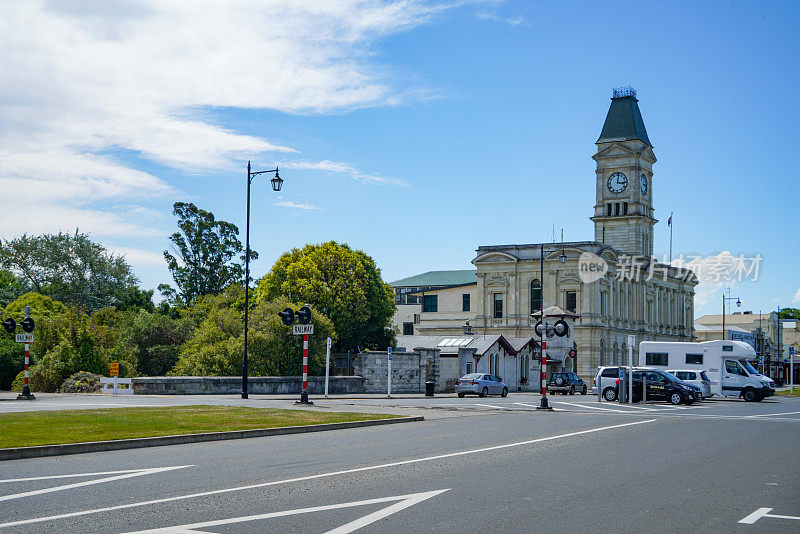 怀塔基区议会大楼，位于新西兰历史小镇欧阿马鲁的市中心街景