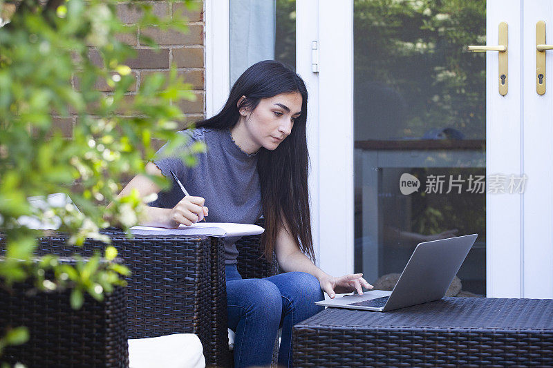 在花园里学习的大学生