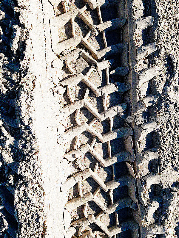 越野车轮胎胎面印在沙滩上