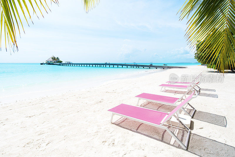 完美的白色沙滩和马尔代夫的绿松石热带海洋
