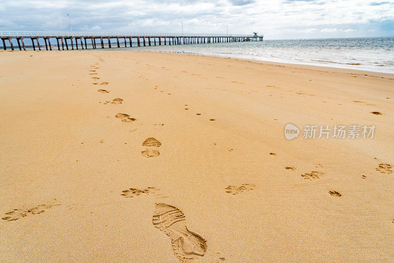 澳大利亚维多利亚州朗斯代尔灯塔海滩上的脚印