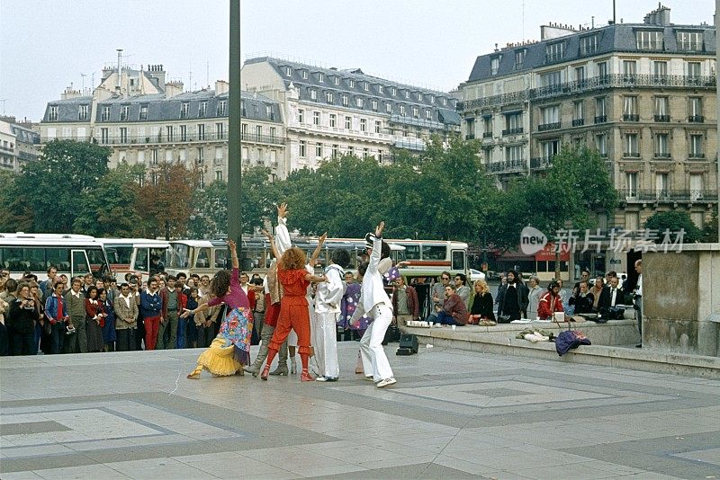 艺术家们在巴黎中心广场拍摄电影时跳舞