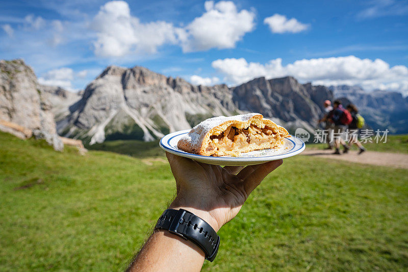 Dolomites的户外标志性景观:一部分的strudel和山脉