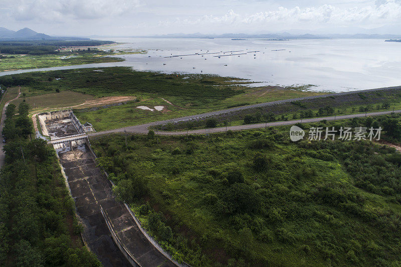 美丽的空中景观(无人机拍摄)在泰国罗勇普拉赛水库