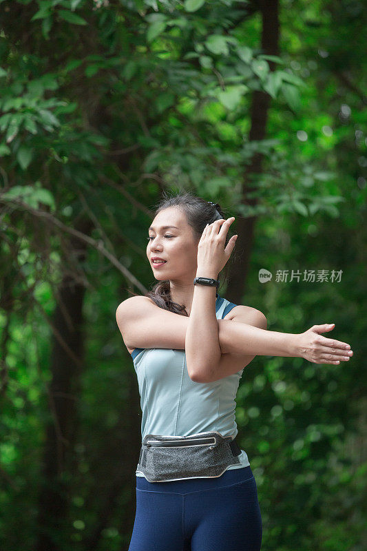 女人在公园里锻炼