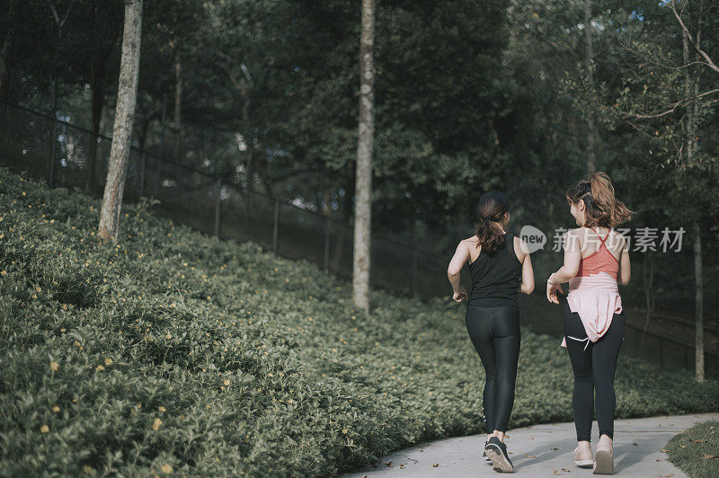 周末晚上在公园里跑步的亚洲华人女性