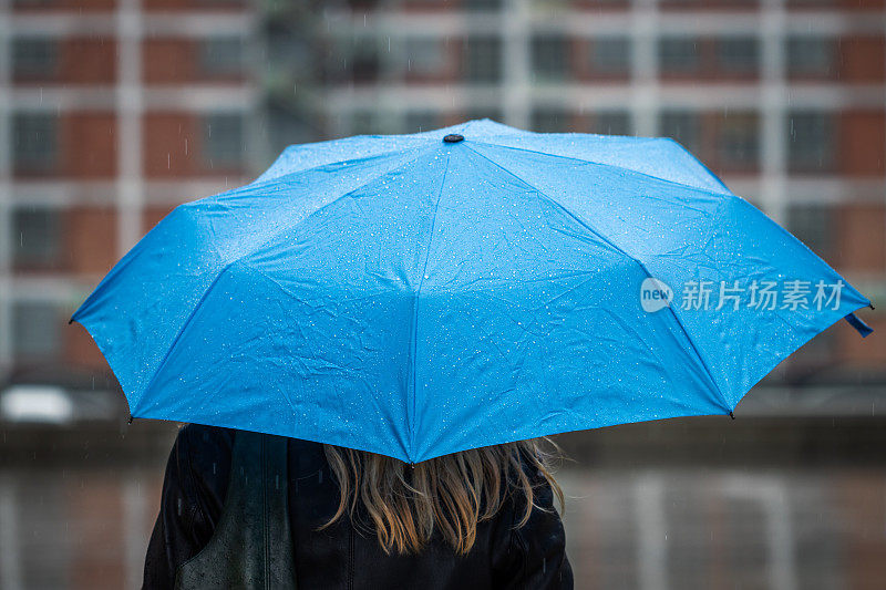 在雨中打着伞的女人
