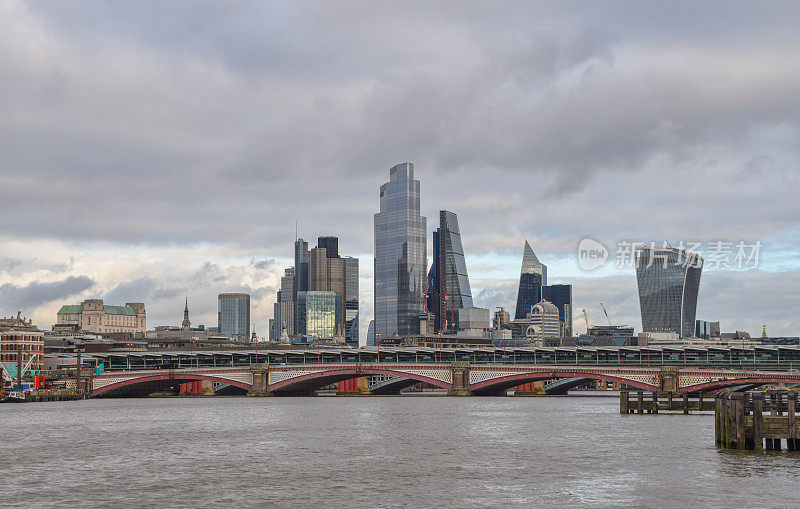 伦敦城的天际线，黑衣修士桥和泰晤士河全景