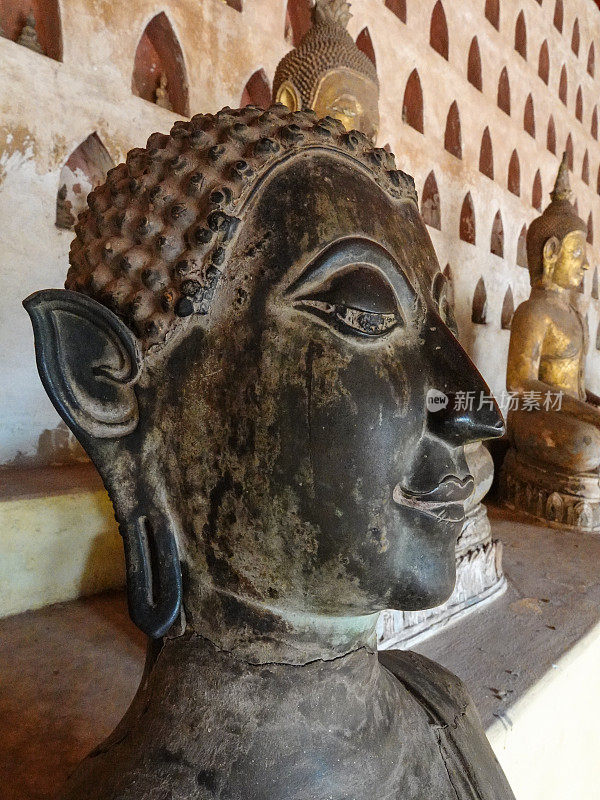 近距离观看佛像和菩萨雕像，万象，老挝