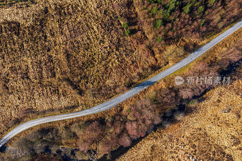 无人机拍摄的苏格兰乡村土路