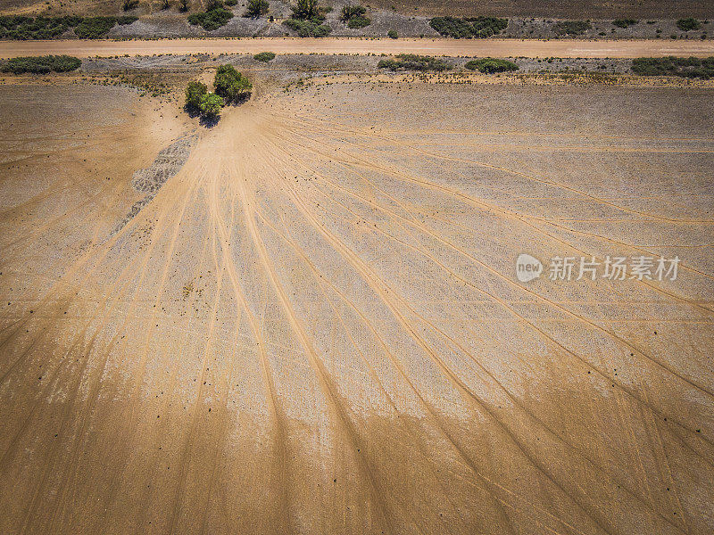 鸟瞰图，在干燥的围场中引起侵蚀的动物的辐射足迹在大门口汇合