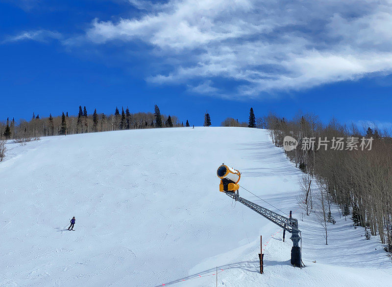 有雪峡谷的滑雪场