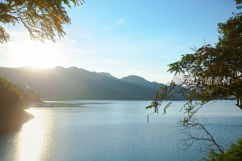 在北碧的斯利那卡琳湖的山上，夕阳初升