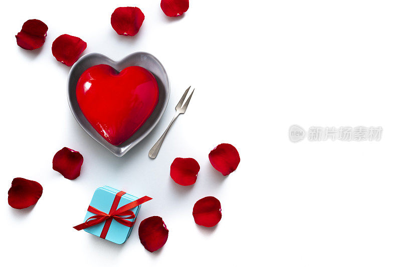 情人节红心蛋糕和红玫瑰花瓣，白色礼盒