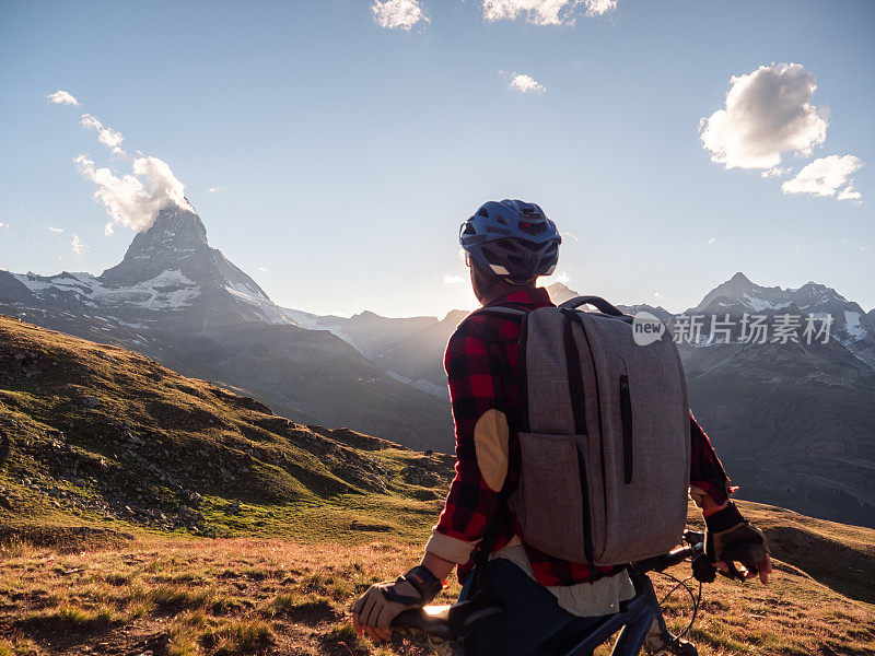 女山地自行车手从马特洪峰下面的小径欣赏风景