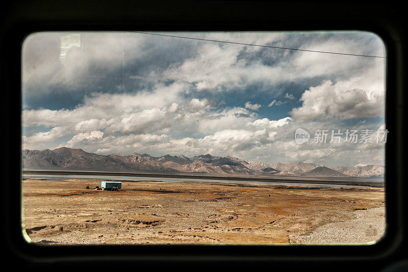 吉尔吉斯斯坦山谷、湖泊和公路