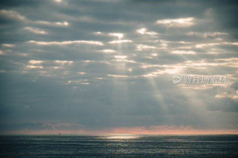 阳光照耀着大海