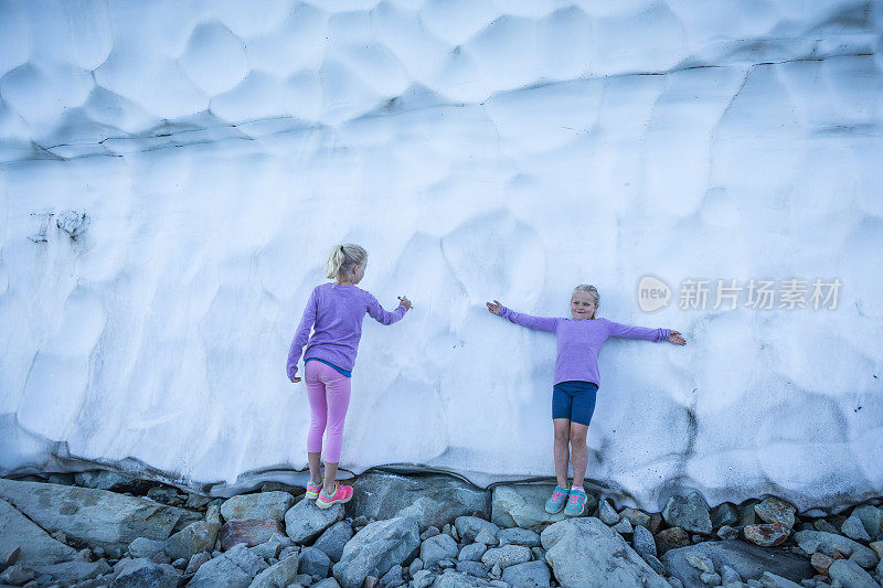 两个女孩在惠斯勒山探索雪墙。