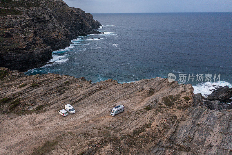 无人机拍摄的海岸线，停在悬崖上的货车