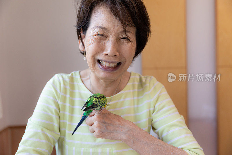 老女人和宠物鸟玩