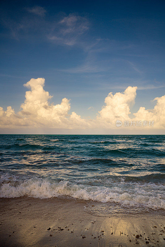 迈阿密海滩海浪破浪