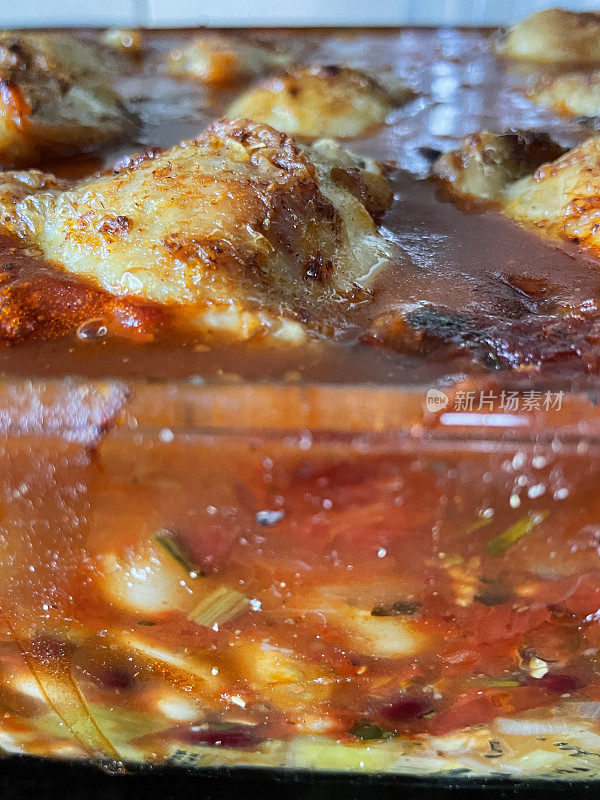 全框图片煮熟，自制的鸡肉砂锅，随时可以吃，白豆和韭菜在番茄酱和烤鸡腿与脆皮在砂锅表面，关注前景