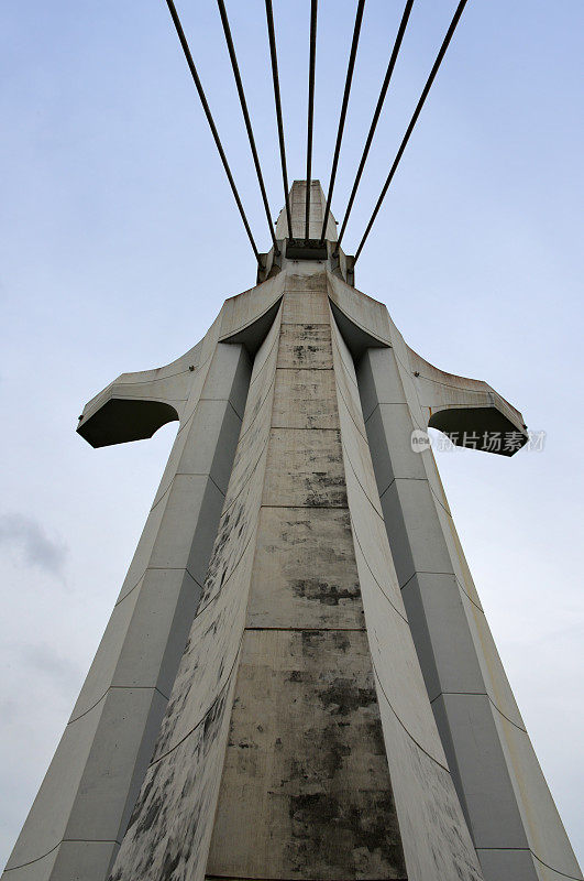 圣保罗大教堂-仰望巨大的混凝土十字架，阿比让，科特迪瓦