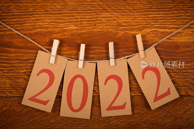 新年2022概念剪贴卡在木头上