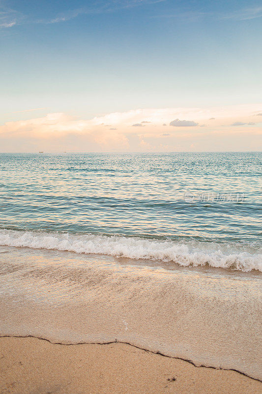 2021年8月，新冠病毒三角洲变种抬头期间，佛罗里达高地海滩日落时，蓝绿色海浪席卷空海滩海岸线