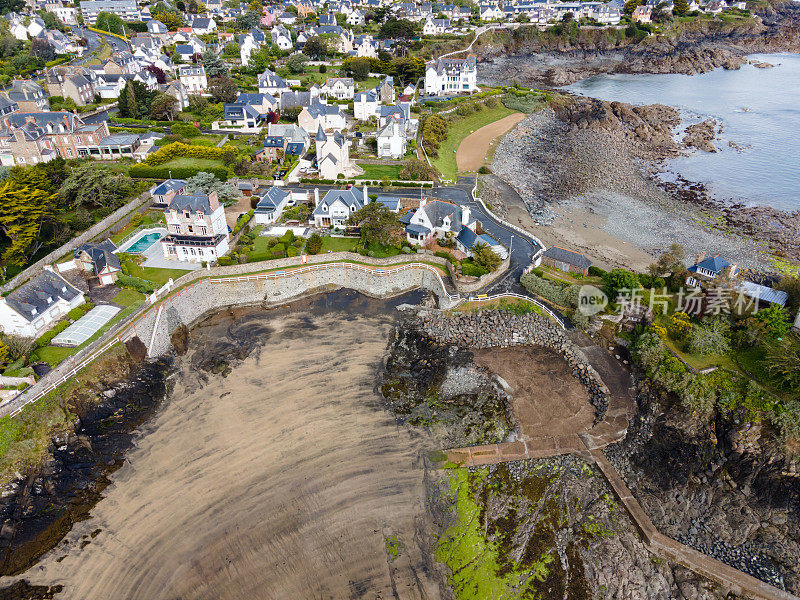 法国布列塔尼，科特阿玛尔，Saint-Quay-Portrieux海滩的鸟瞰图