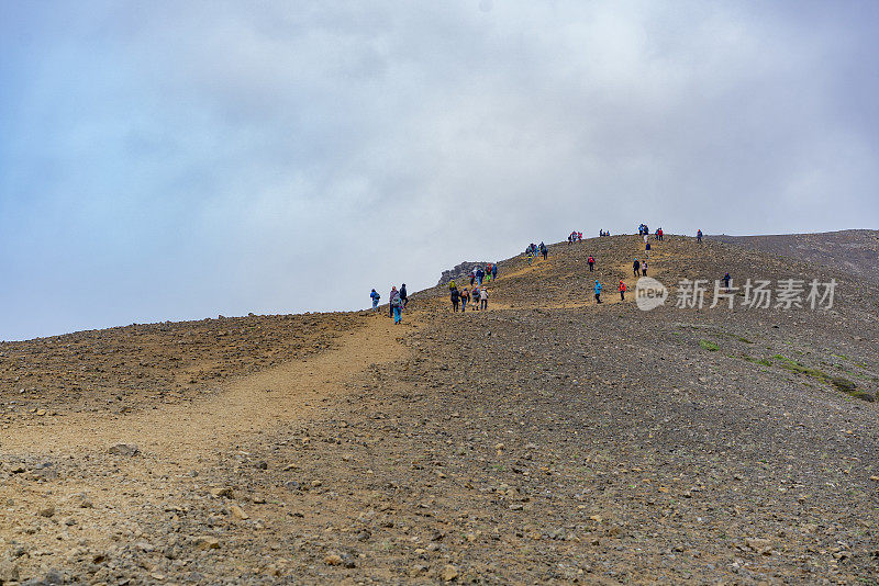 一大群游客徒步前往冰岛fagradalsjall火山的观景点