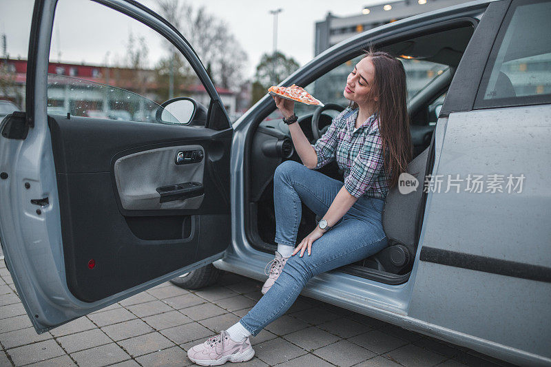 女人喜欢在停车场吃不健康的食物