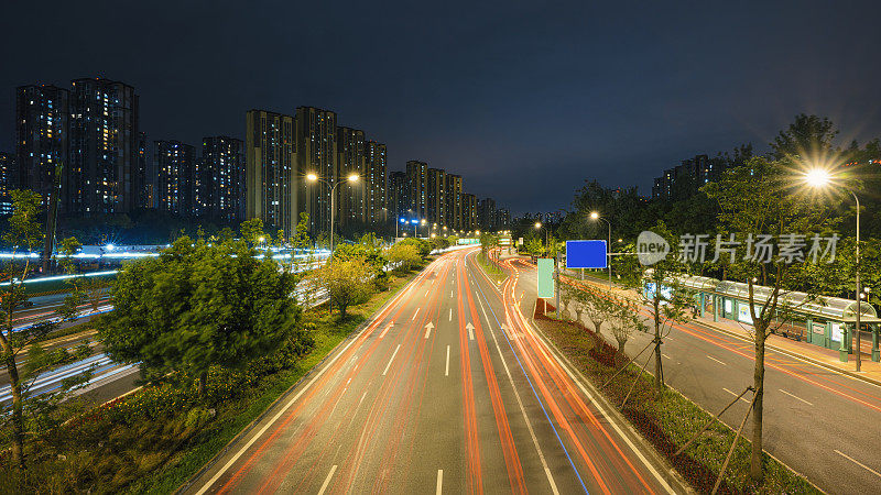 拍摄成都现代化的道路和繁华的都市金融城市的夜晚