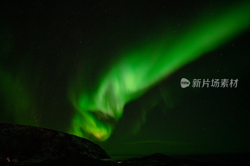 北极光在夜空中山脉的轮廓