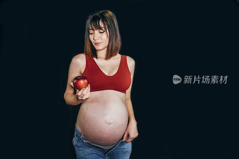 拿着苹果的孕妇