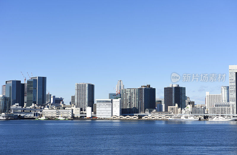 从东京湾地区在东京城市天际线对晴朗的天空的看法