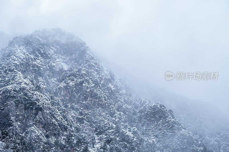 地中海金牛座山脉是一年中第一场降雪的雪峰