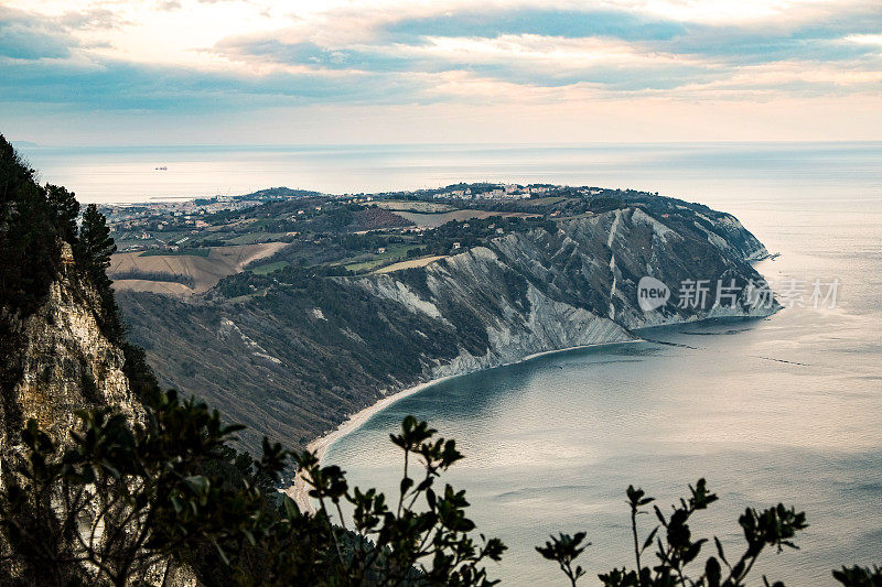 从康内罗山顶俯瞰安科纳岬