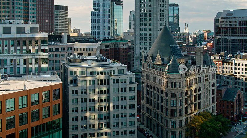 阳光斑驳的波士顿市中心办公楼鸟瞰图