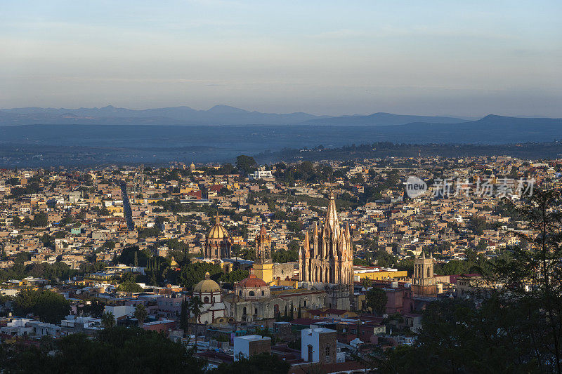 墨西哥，圣米格尔德阿连德的全景，教堂在日出的背景中