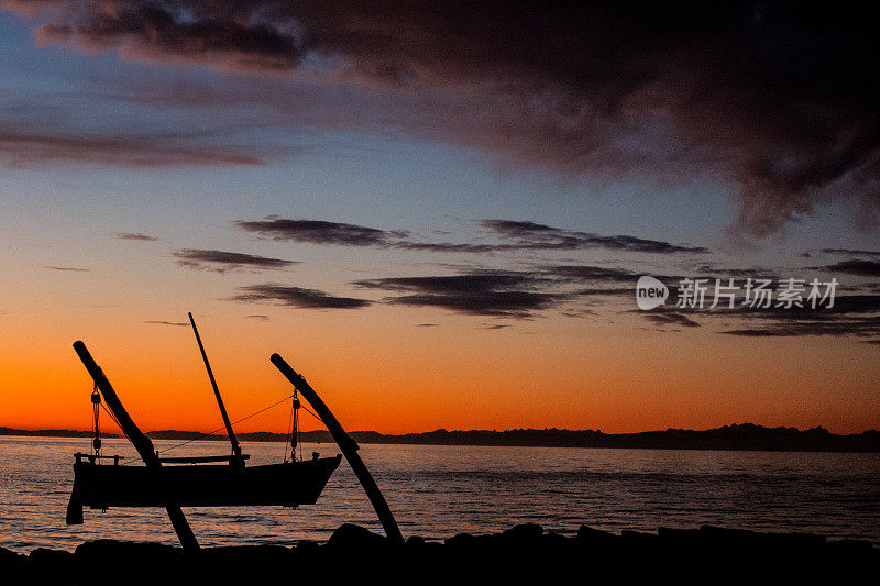 地中海海滩上的日落悬船