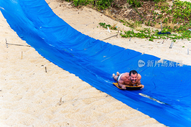 巴西男子在水上冲浪