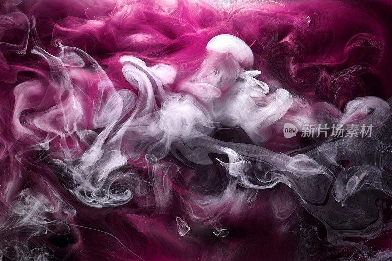 多色粉红烟在黑色墨水的背景上，彩色的雾，抽象的漩涡触摸海洋海洋，丙烯酸油漆颜料水下
