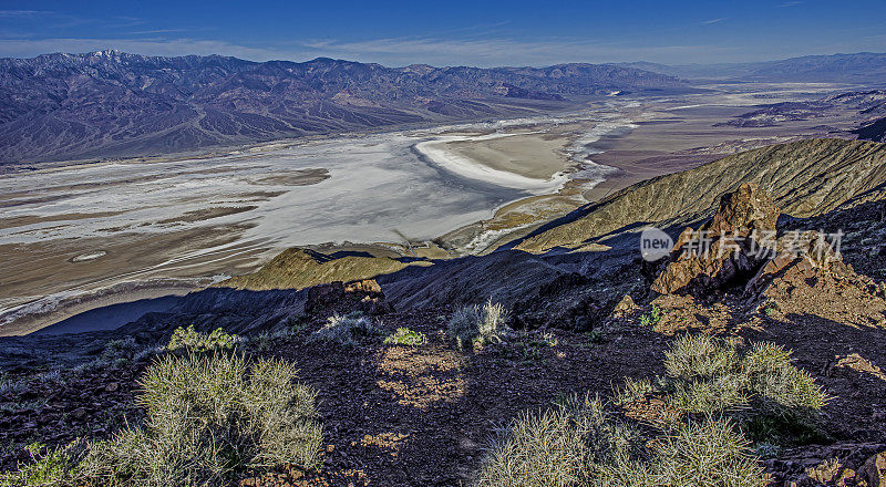但丁在加州死亡谷国家公园的恶水区。这张照片拍摄于黑山，展示了远处的Panamint山脉。